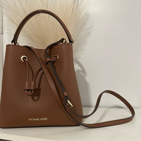 Michael Kors SURI MD Bucket MSGR - Picture 4 of 8